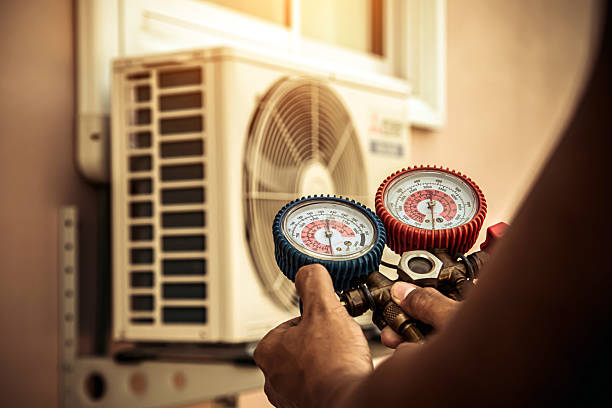 Professional Hvac technician working in Selma, AL